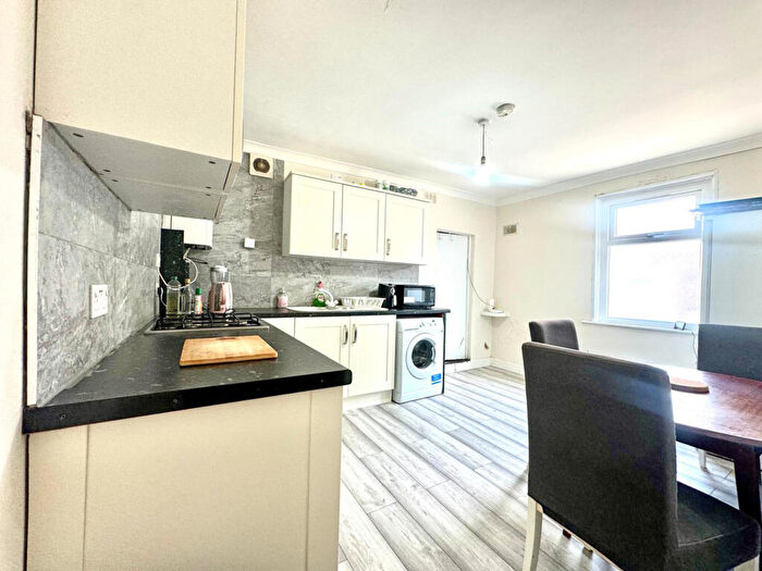 2 Bedroom Flat For Sale In Chadwin Road, London, E13