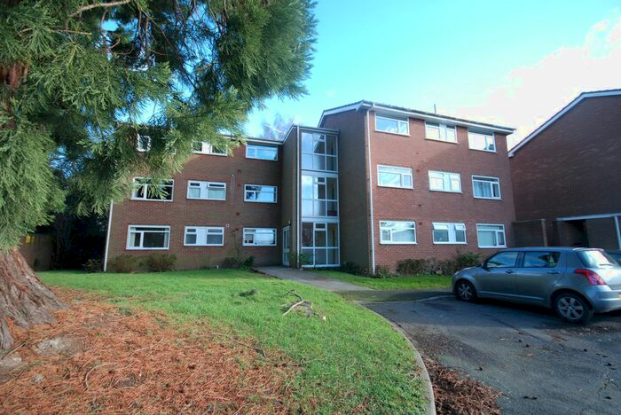 2 Bedroom Flat To Rent In Dereham Court, Leamington Spa, Warwickshire, CV32
