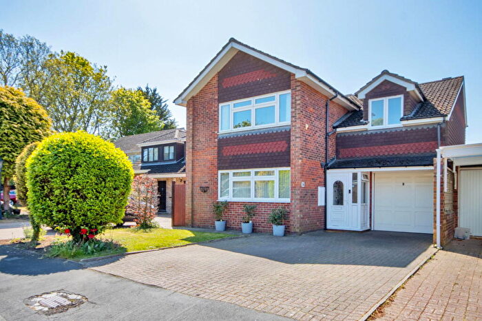 4 Bedroom Link Detached House For Sale In Fairlight Cross, Longfield, DA3
