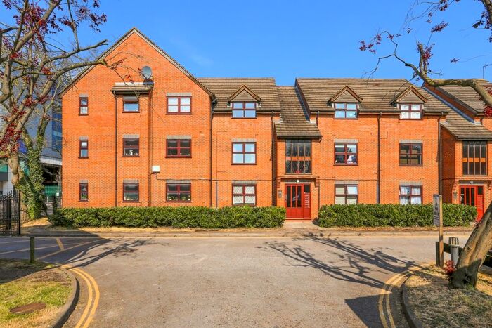 1 Bedroom Flat To Rent In Butterfield Close, Twickenham, TW1