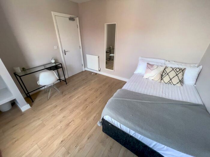 6 Bedroom Terraced House To Rent In Esher Road, L6