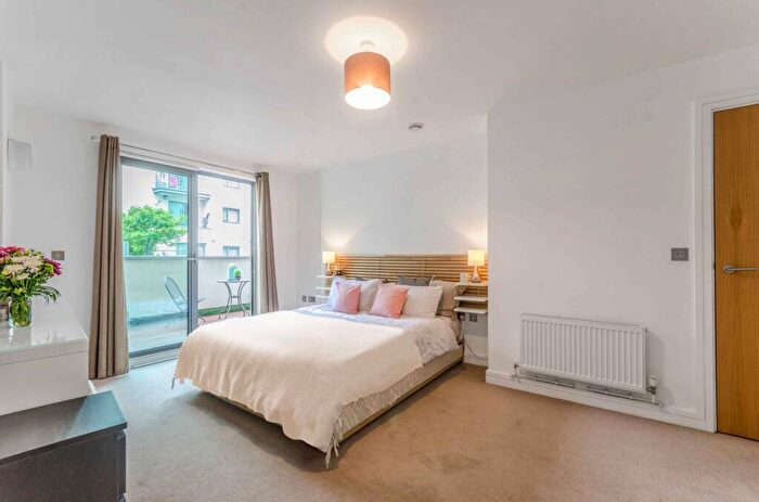 3 Bedroom Flat For Sale In Bow Common Lane, Bow, London, E3
