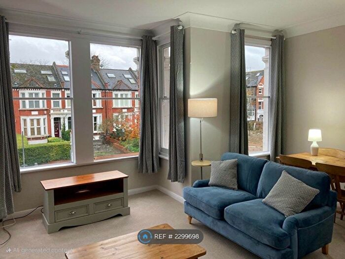 3 Bedroom Flat To Rent In Earlsfield Road, London, SW18