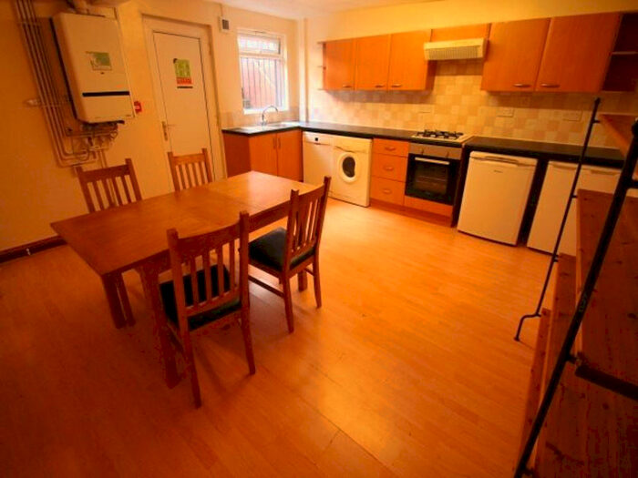 6 Bedroom House To Rent In Burchett Grove, Leeds, LS6