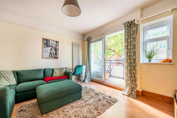 2 Bedroom Flat To Rent In Wyvill Road, Vauxhall, London, SW8