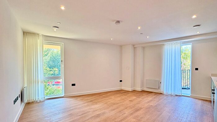 3 Bedroom Flat To Rent In Windsor Bridge Road, Bath, BA2