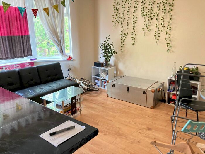 3 Bedroom Flat To Rent In Very Near Eccleston Road Area, Ealing, W13