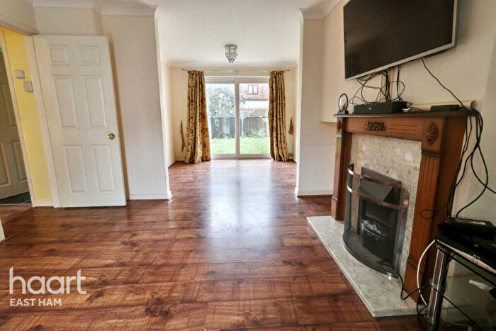 4 Bedroom Semi-Detached House For Sale In Redstart Close, London, E6