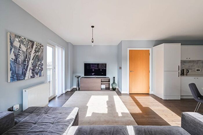 2 Bedroom Flat To Rent In St Clements Avenue, Bow, London, E3