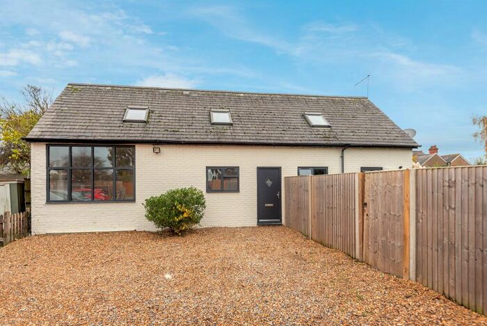 2 Bedroom Barn To Rent In Murrin Road, Maidenhead, SL6