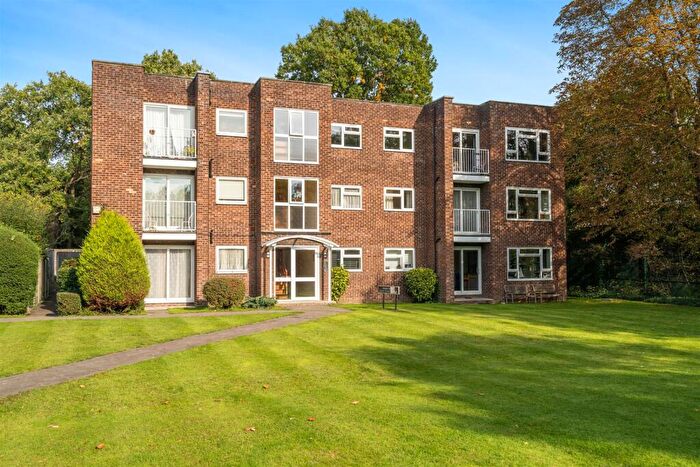 2 Bedroom Flat For Sale In Malcolm Way, Snaresbrook, E11
