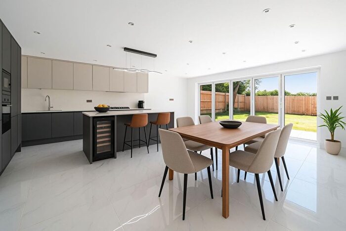 4 Bedroom Detached House For Sale In Courthouse Road, Maidenhead, SL6