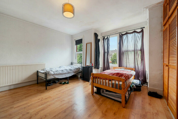 3 Bedroom Terraced House For Sale In York Road, Bounds Green, N11