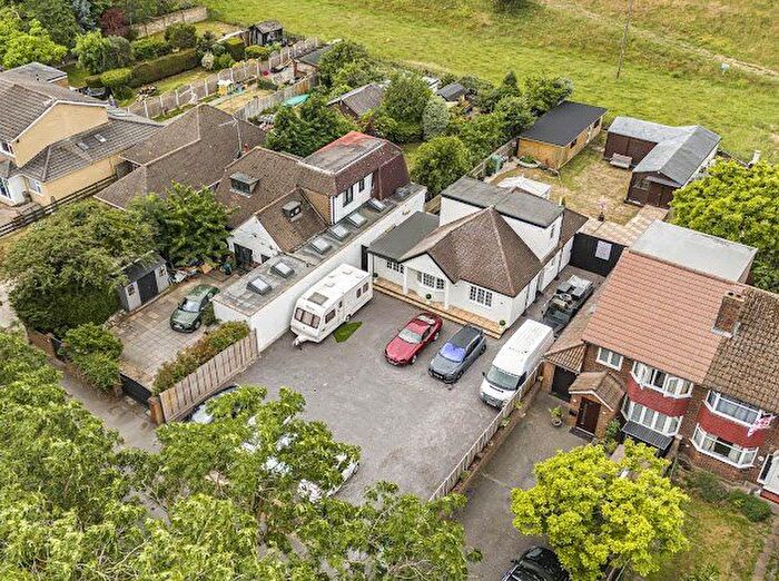 3 Bedroom Chalet For Sale In Charlton Road, Shepperton, TW17