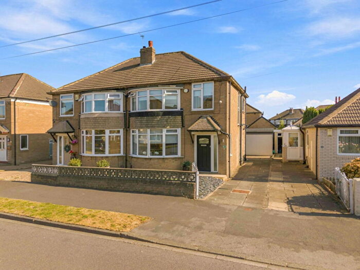 3 Bedroom Semi Detached House For Sale In Lulworth Drive, Leeds, LS15