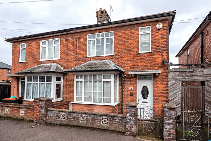 3 Bedroom Semi-Detached House For Sale In Stuart Street, Dunstable, Bedfordshire, LU6