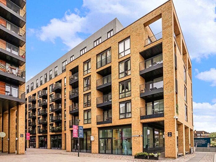 3 Bedroom Flat To Rent In Chivers Passage, Wandsworth, SW18