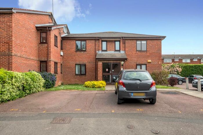 2 Bedroom Apartment To Rent In Poets Chase, Aylesbury, HP21