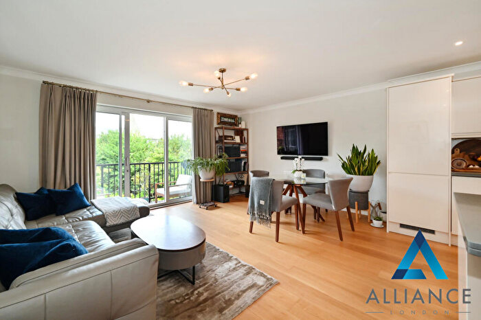 3 Bedroom Apartment For Sale In Lamb Court, Narrow Street, Limehouse, London, E14