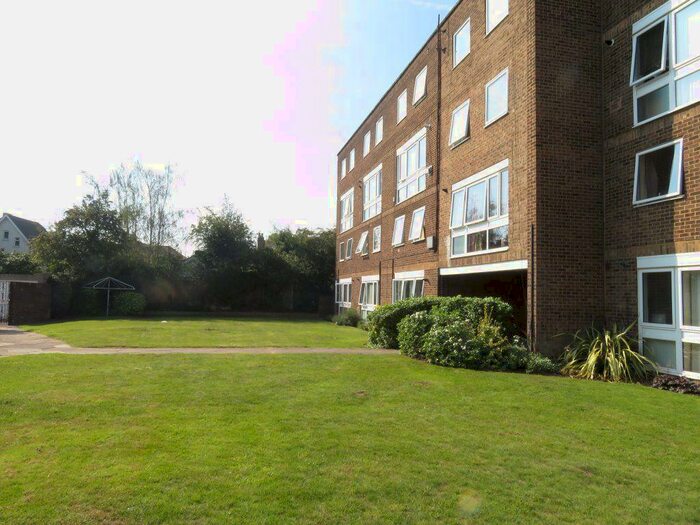 3 Bedroom Flat To Rent In South Woodford, E18