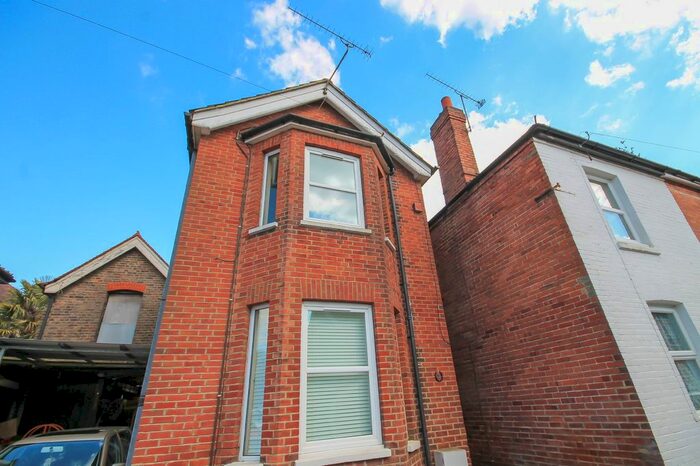 1 Bedroom Flat To Rent In Chequer Road, East Grinstead, RH19