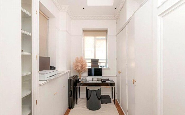 1 Bedroom Flat To Rent In Upper Brook Street, Mayfair, London, W1K