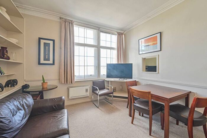 2 Bedroom Flat For Sale In Cromwell Crescent, Kensington, London, SW5