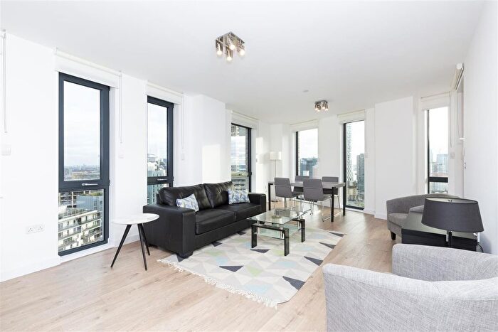 3 Bedroom Flat To Rent In Williamsburg Plaza, Poplar, E14