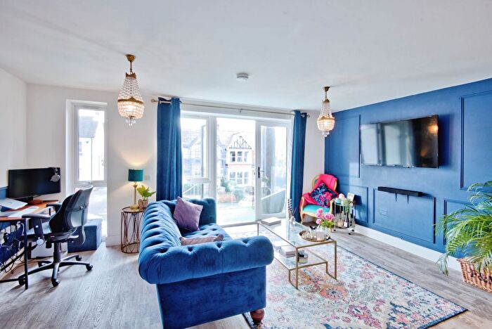 2 Bedroom Flat For Sale In Grosvenor Road, Westcliff-On-Sea, Essex, SS0