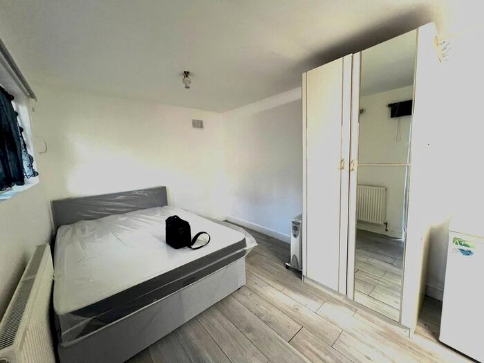 Studio To Rent In Blythswood Road, Seven Kings, Ilford, IG3