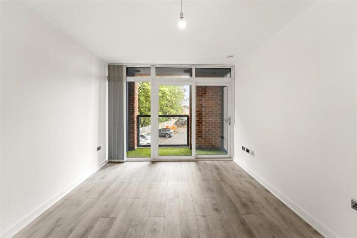 2 Bedroom Apartment To Rent In Maple Court, Cross Street, Sale, M33