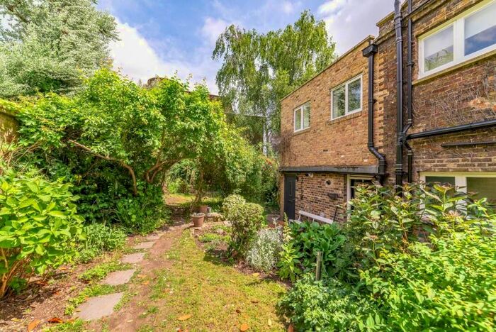2 Bedroom Flat To Rent In St. Annes Close, Hampstead, London, N6