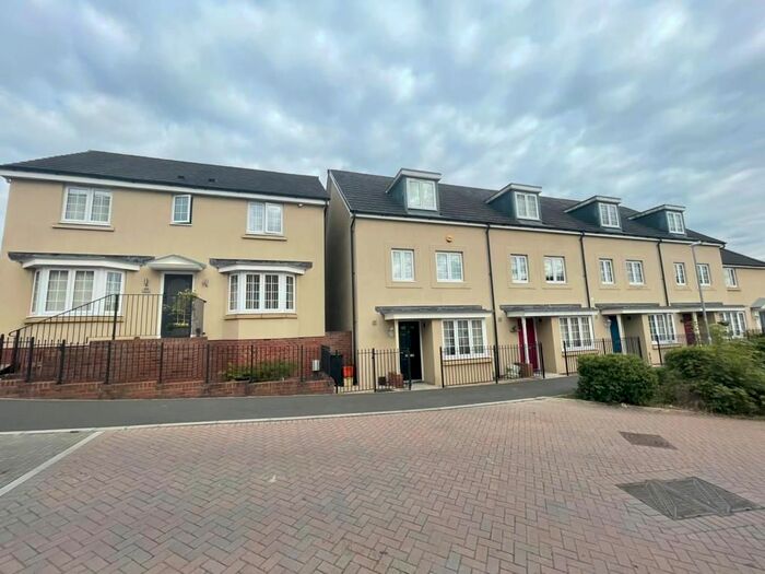 4 Bedroom Semi-Detached House To Rent In Bates Way, SN2