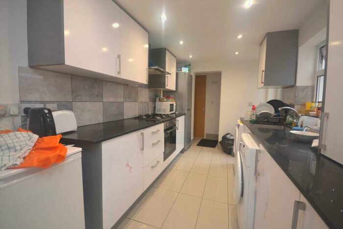 6 Bedroom Terraced House To Rent In De Beauvoir Road, Reading, RG1