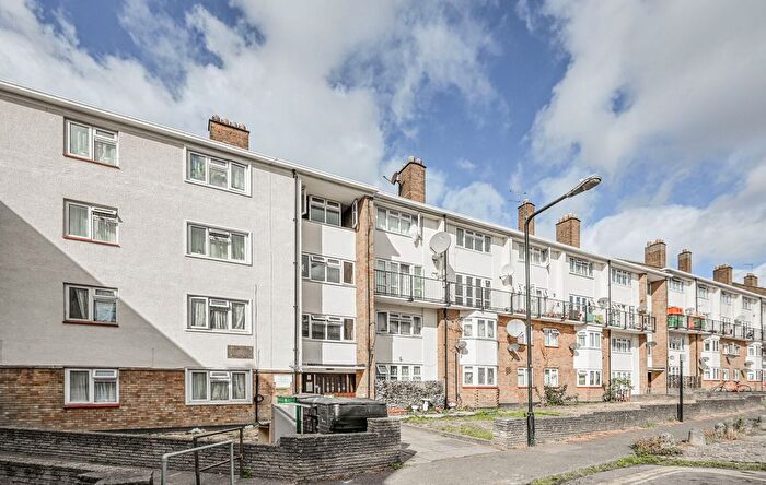 2 Bedroom Flat For Sale In St Stephens Close, Walthamstow Village, London, E17