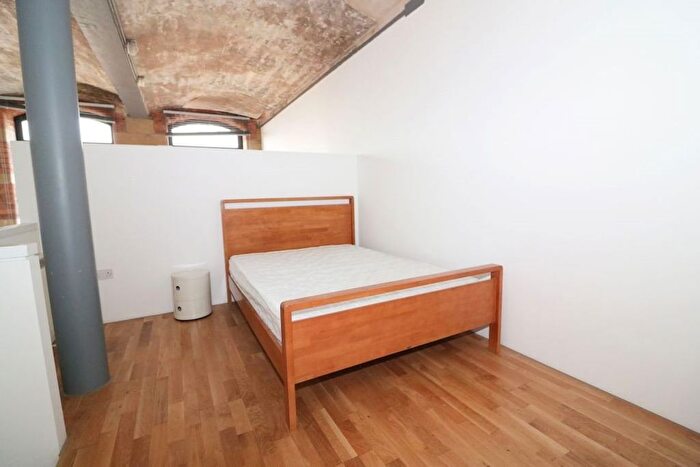 Studio To Rent In Lilycroft Road, Bradford, BD9