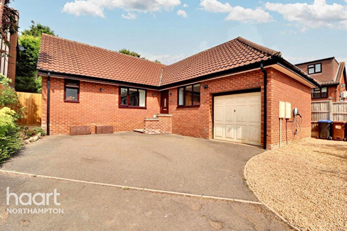 4 Bedroom Detached Bungalow For Sale In Ravens Croft, Northampton, NN4