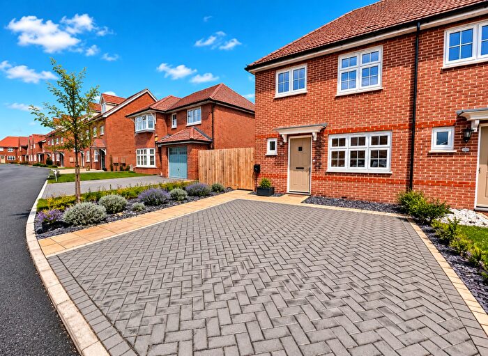 3 Bedroom Semi-Detached House For Sale In Armstrong Road, Luton, LU2