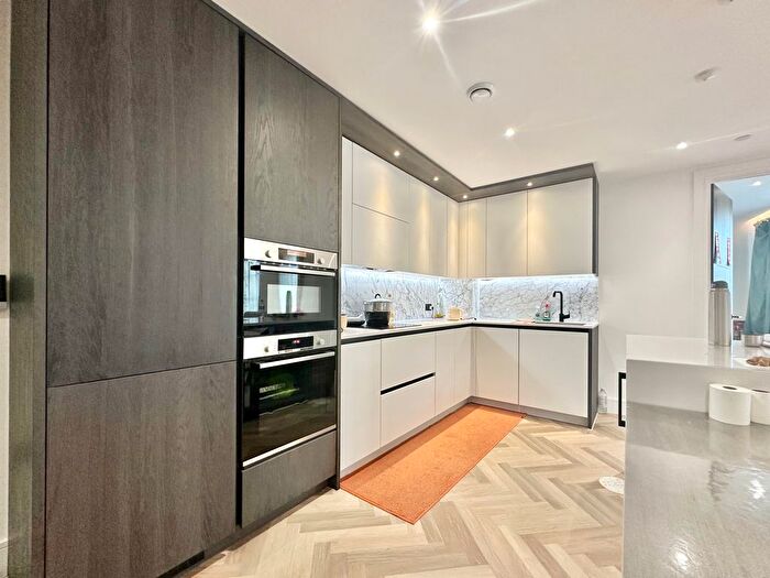 2 Bedroom Flat To Rent In Brigade Mews, London, SE1