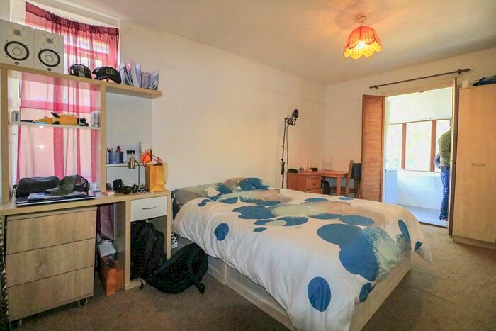 Studio To Rent In Byrne Road, London, SW12