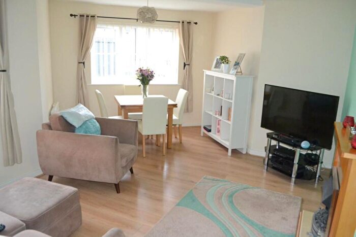 2 Bedroom Flat To Rent In Reddal Hill Road, Cradley Heath, B64