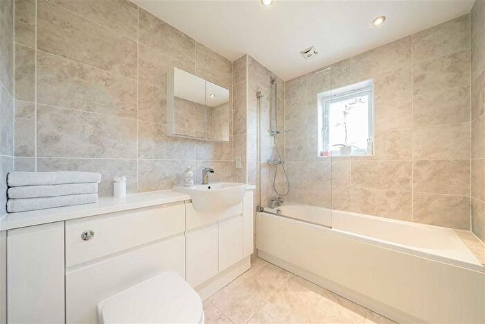 1 Bedroom Flat To Rent In Farrow Lane, London, SE14