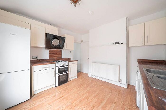 2 Bedroom Flat To Rent In Leahurst Road, Hither Green, London, SE13