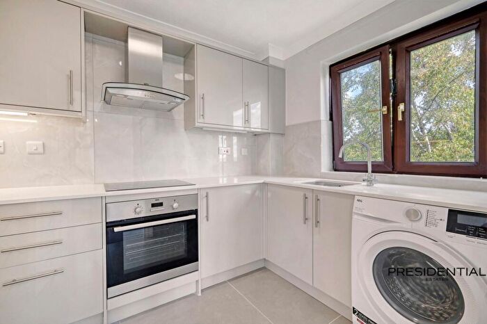 2 Bedroom Flat For Sale In Cedar Close, Buckhurst Hill, IG9