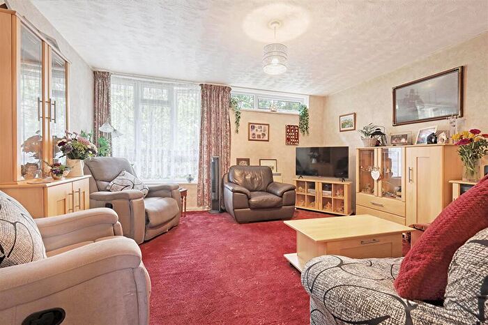 3 Bedroom Maisonette For Sale In Kettering Road, Enfield, EN3