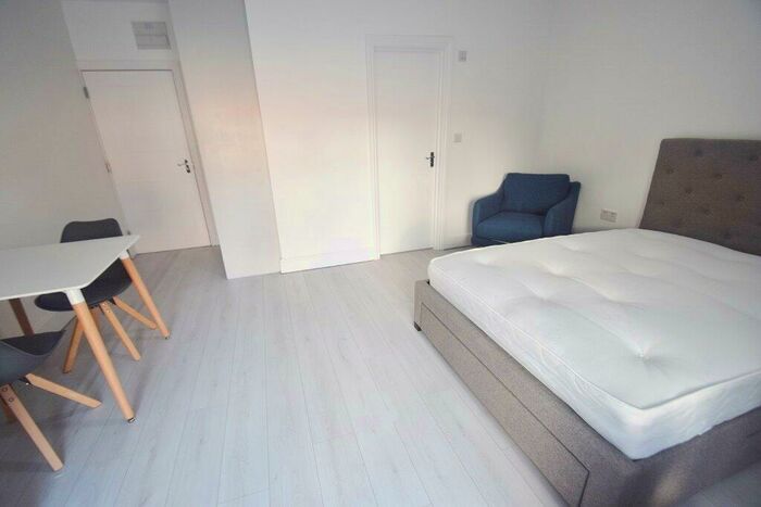 Flat To Rent In Beechcroft Avenue, Golders Green, NW11