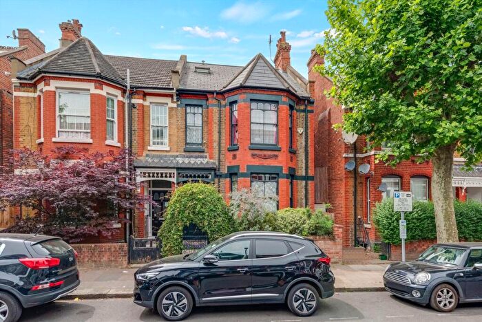 4 Bedroom Semi-Detached House For Sale In Harlesden Gardens, Harlesden, NW10