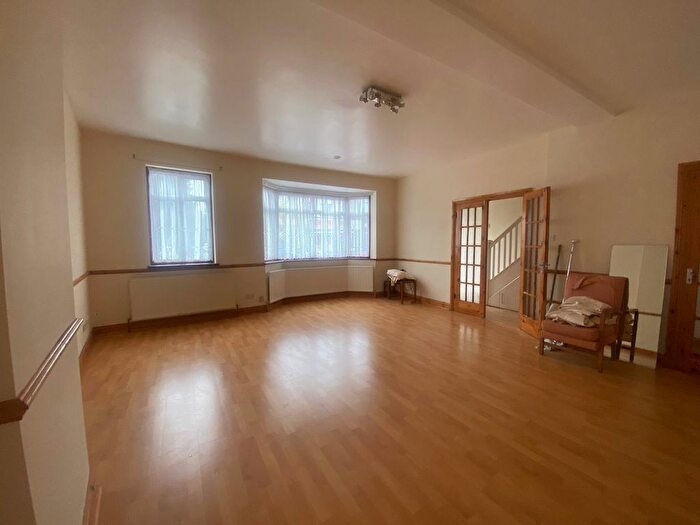 5 Bedroom End Of Terrace House To Rent In Long Lane, London, N3