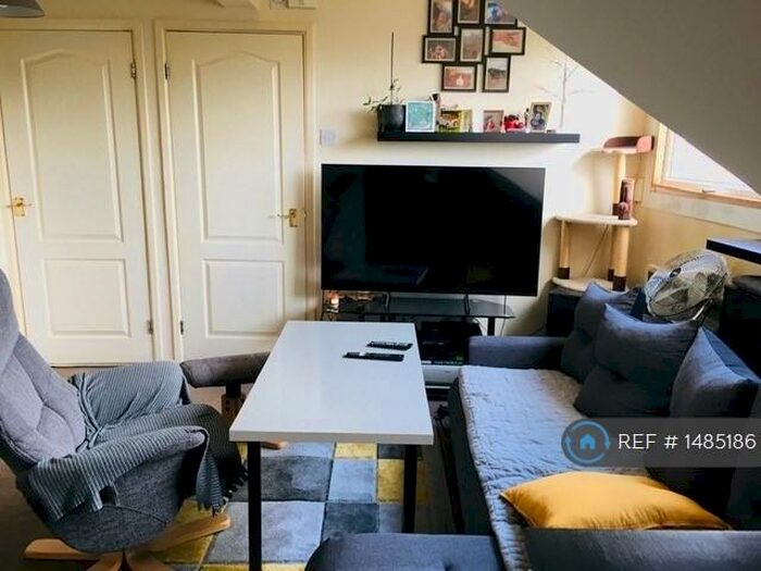 Studio To Rent In Green Lanes, London, N13