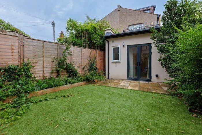 2 Bedroom Flat To Rent In Cannon Hill Lane, London, SW20